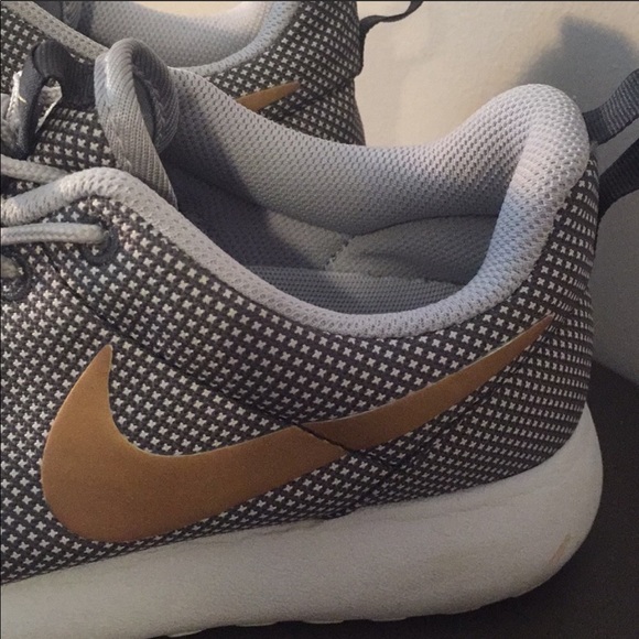 Nike Roshe (gold swoosh) 6 - Picture 3 of 4